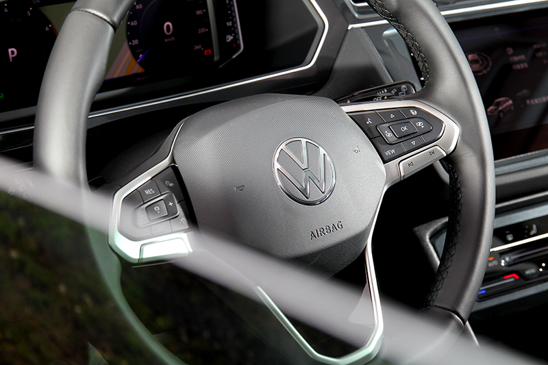 要380 TSI R-Line車型方向盤才有觸控按鍵。