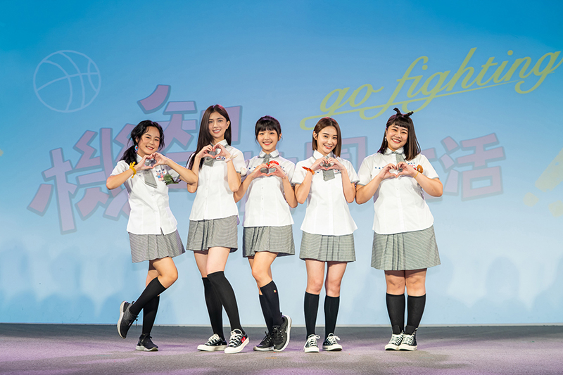 【車勢星聞】新生代演員孔令元、鄭芯恩、馮容潔、王禹舒、酒令-李星鏴(左起)在《機智校園生活》中飾演女高中生。(圖:TVBS提供)