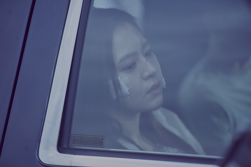 【車勢星聞】《華燈初上》劉品言飾演的「花子」遭「彪哥」欺凌侵害。(圖:Netflix、百聿數碼提供)
