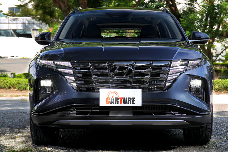 水箱護罩藏著日行燈，大燈則是在左右兩側。