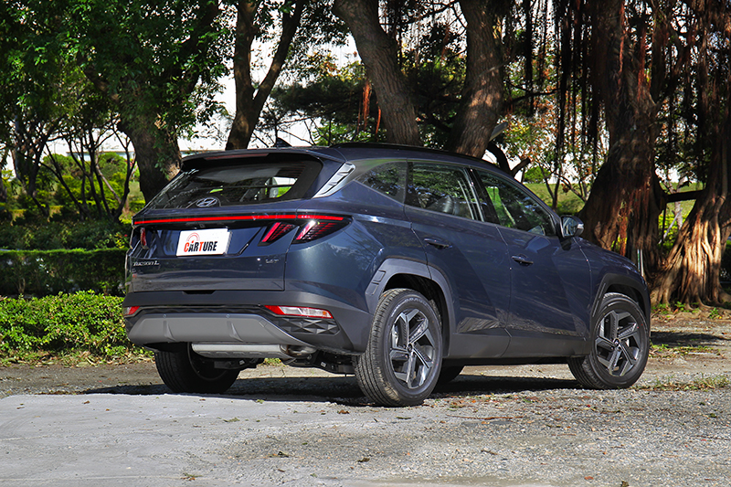 羽翼貫穿式尾燈和車頭一樣醒目,後擋雨刷也為隱藏式藏在尾翼下方。