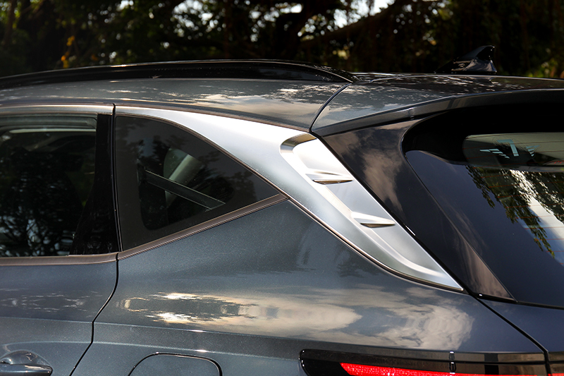 C柱利用霧銀飾板營造運動風格。