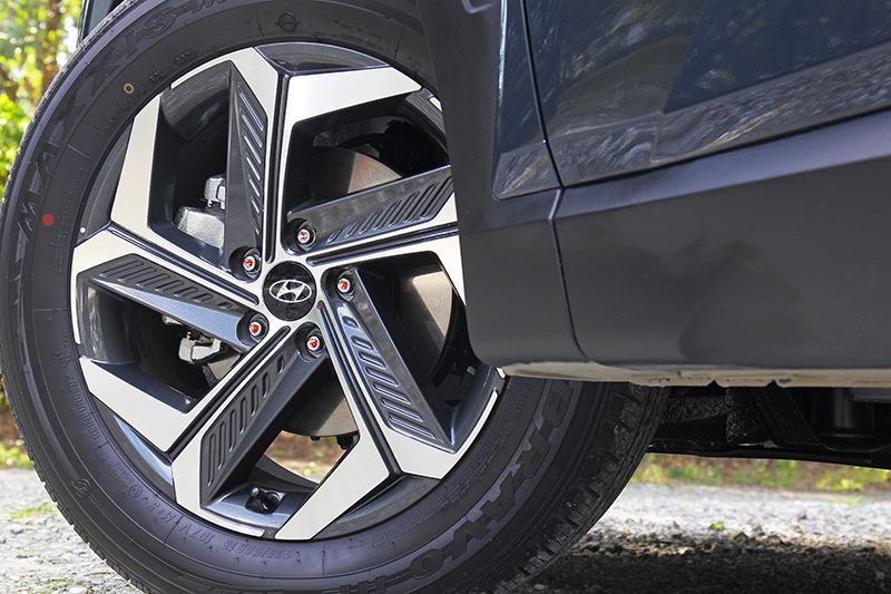 配備18吋圈胎,但覺得19吋會更適合。