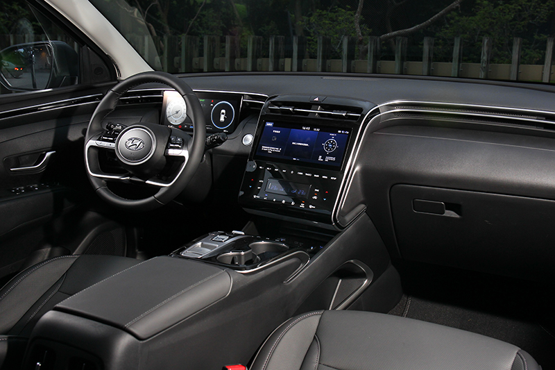 水平式線條與環艙式設計讓創造開闊視野。