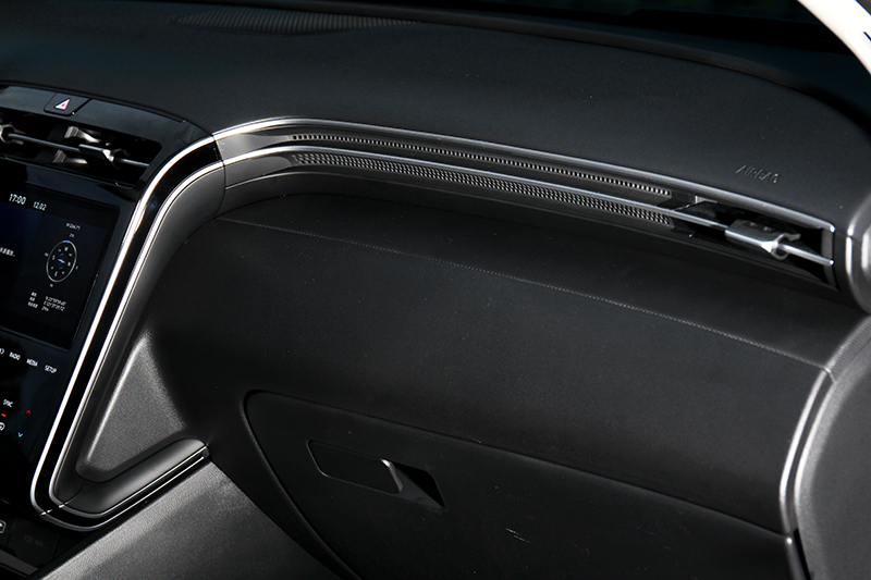 按下Diffuse空調出風會改為無直流風機艙創造自然微風，另外亦具有內部乾燥功能。