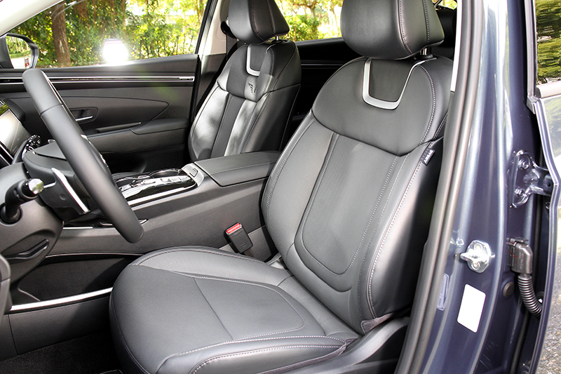 前座椅泡綿軟硬適中,長途乘坐也不易疲累。