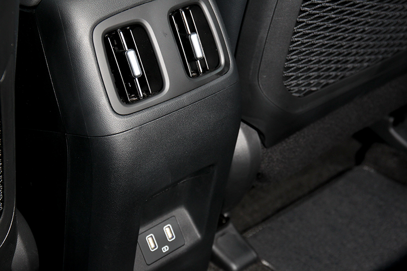 後座備有出風口與兩個充電孔。