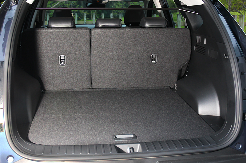 行李廂空間平整方正。