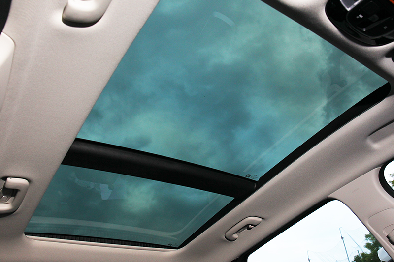 全景式天窗給予明亮開闊乘坐感受。