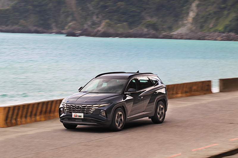 Tucson L在帥氣外表下也有飽滿的加速表現。