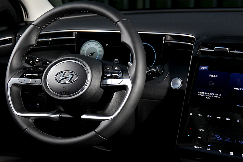 在使用半自動駕駛時雙手可放置方向盤下方讓駕駛可以更輕鬆。