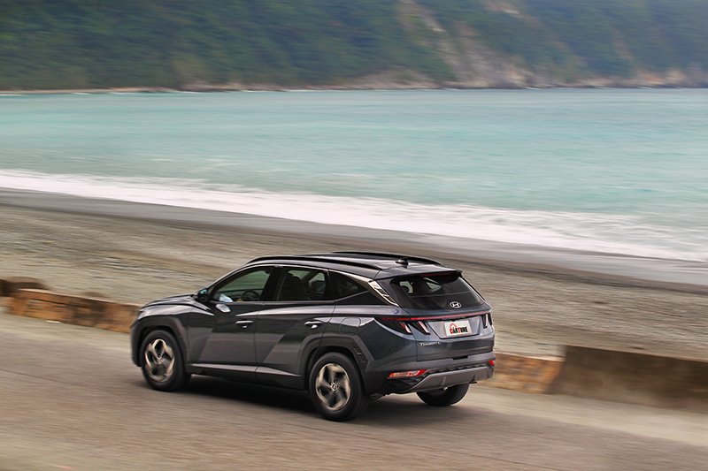 雖為休旅車但在操控部分Tucson L擁有相當穩定的表現。