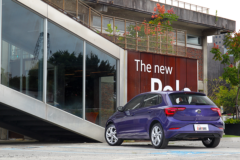 車尾主要是尾燈換造型及銘牌移至Logo下方。