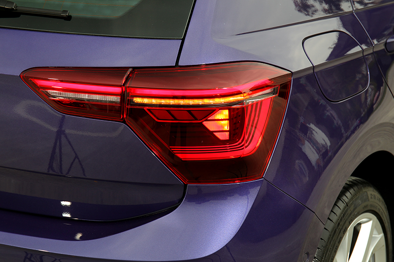 附有動態轉向方向燈，煞車燈會獨立顯示。