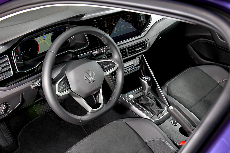 座艙格局並未更改,但儀表平台改以軟質鋪陳。