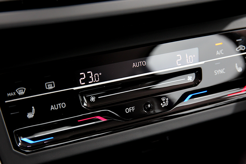 空調改為觸控介面。