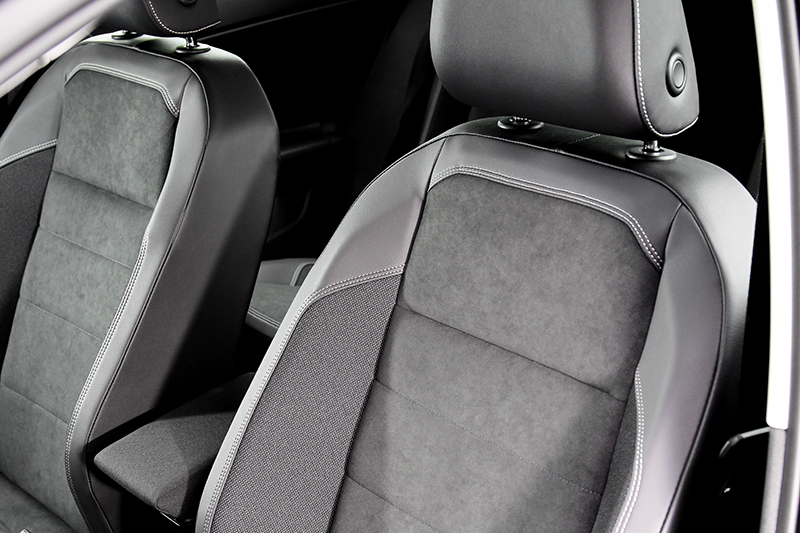 座椅採麂皮/皮質包覆。