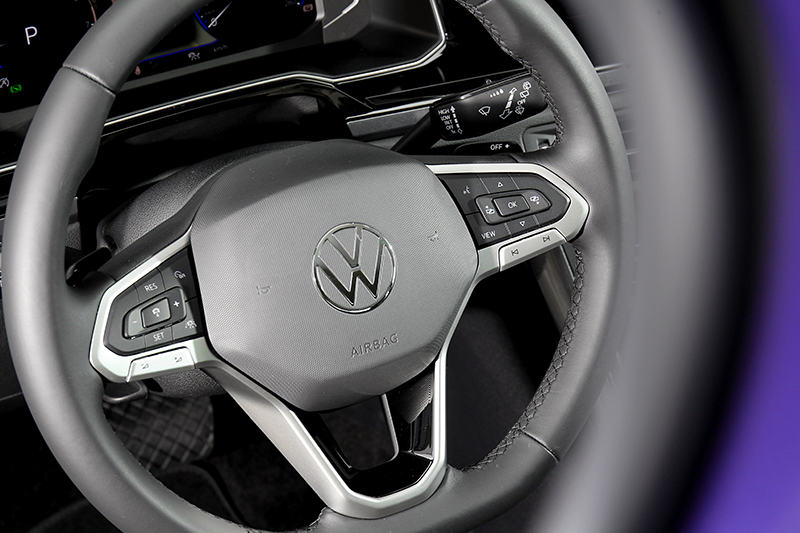 方向盤也換上新世代造型。