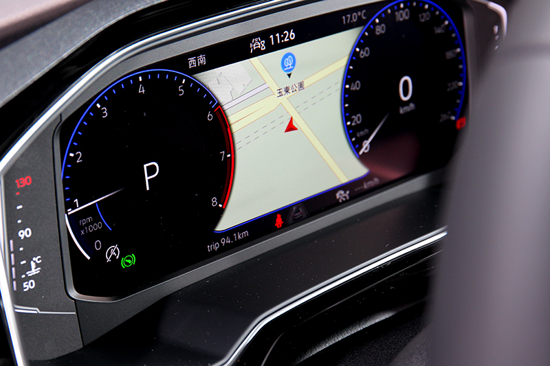 數位儀表為10.25吋。