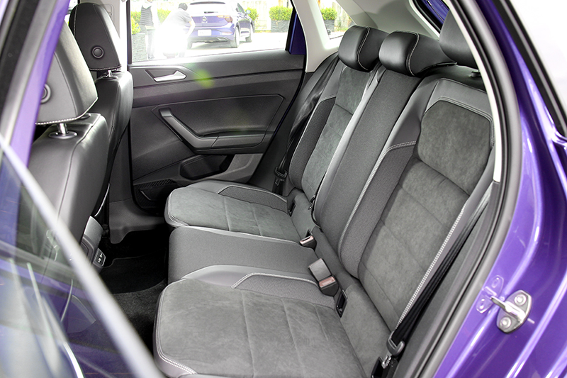 4米小車與2,552mm軸距,後座空間表現就中規中矩,不過椅背包覆性表現算出色。
