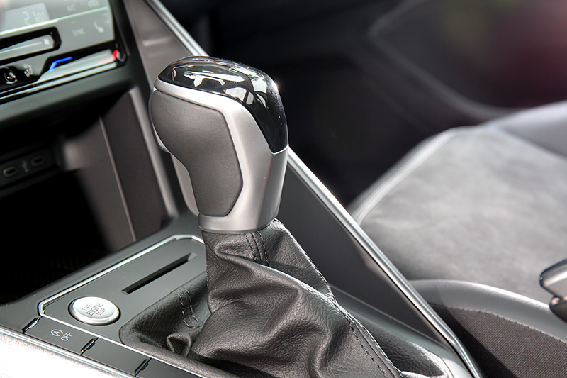 變速箱一樣是七速雙離合器自手排，但排檔桿造型有更改。