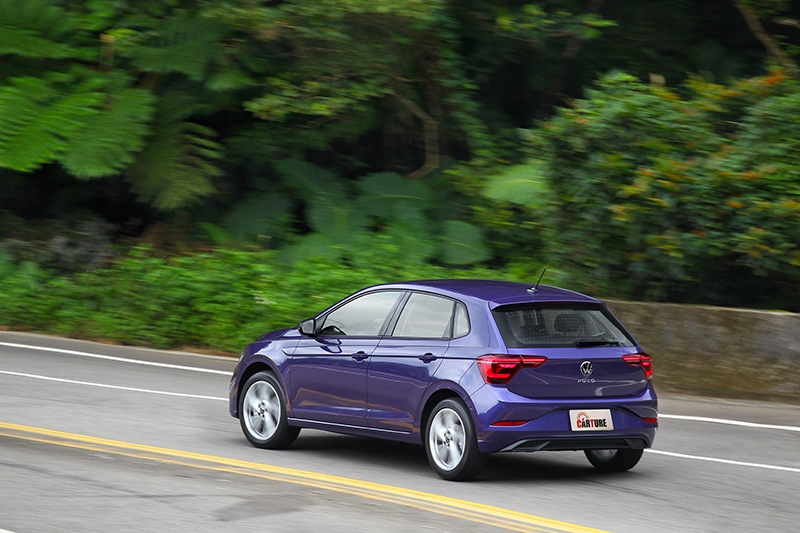 由於操控變好側傾減少，相對正常行駛行路感也變得鮮明。