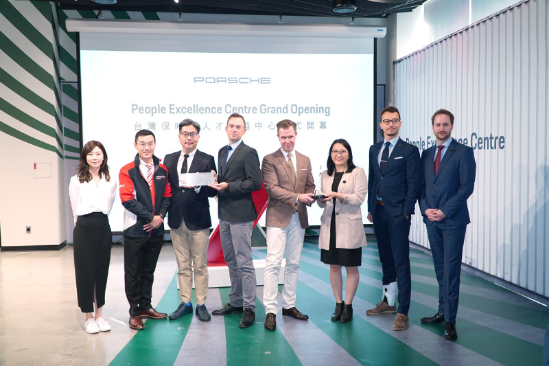 台灣保時捷總裁Mathias Busse及通路發展處長Ralph Uhlmann與Porsche People Excellence Centre專案團隊和設計工程專案團隊合影(團隊包含事業發展經理專案管理主管Saad Azza、售後事業發展暨行銷專員Florian Hallermeier、人才卓越中心行政總務郭怡佳、售後訓練經理張富棠、銷售通路認證經理董星銳、人才發展經理暨專案管理主管王茵亭)