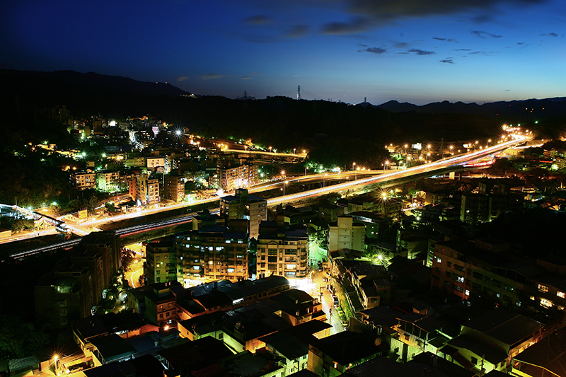 地狹人稠的台灣單位用電量極大,相當仰賴非再生能源亦即燃煤與天然氣等火力發電。