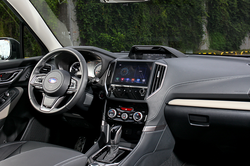 小改Forester座艙格局並未變動,僅於車門扶手改以雙色鋪陳。