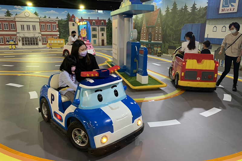 波力互動特展登高雄,駕駛救援小英雄角色小車車體驗救援任務。(圖:寬宏藝術提供)