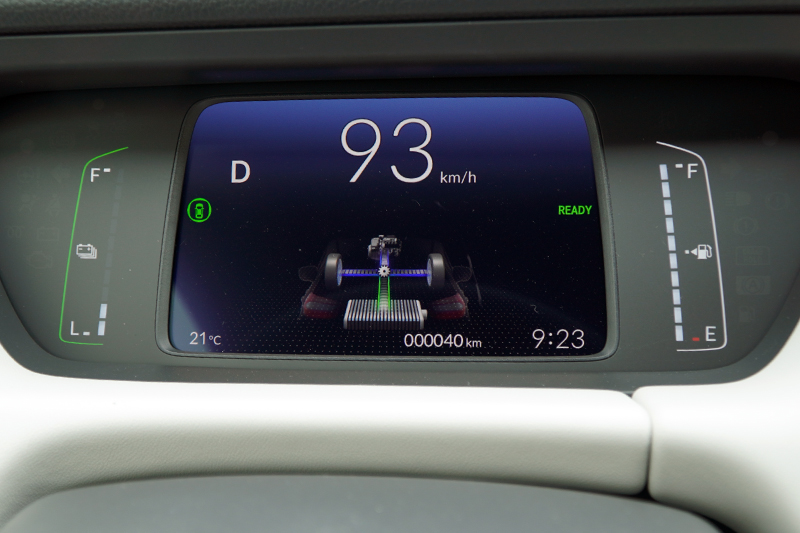 在全力加速時,引擎會啟動帶動發電機提供馬達更充沛的電力,以及為電池充電。