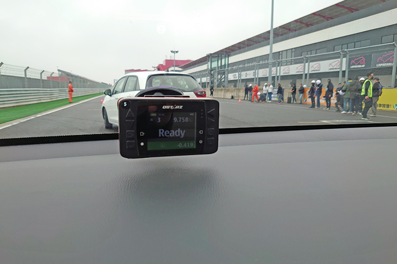 筆者在0-100km/h加速的體驗中,測得9.758秒的成績。