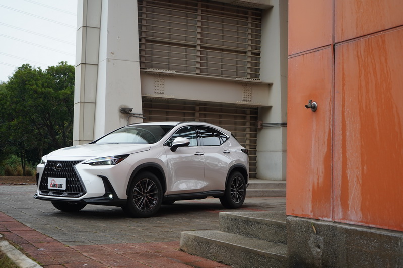 Lexus NX大改款在外觀上不再過於強調個性，以更柔順的筆觸凸顯其雍容氣度