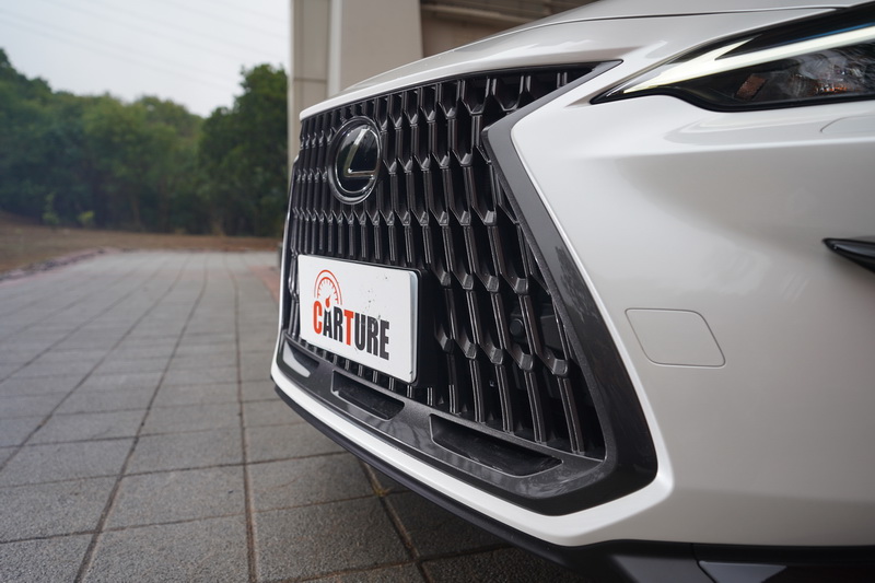 車頭重點依舊是那熟悉的Spindle Grille紡錘型水箱護罩為面容的視覺特徵