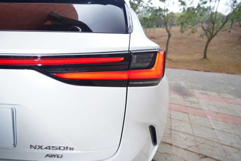 透過貫穿兩組尾燈的長條型LED燈條搭配L型字樣的尾燈造型,讓尾部呈現出更為穩重的視覺效果