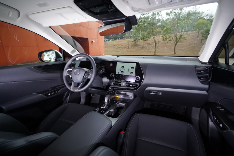 TAZUNA全環繞駕駛座艙概念,無論是控台造型與中控螢幕角度都以駕駛者操作的順手程度為導向