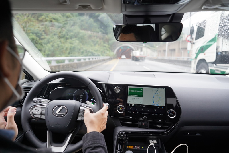 LDA及LTA功能還多了大車接近時車輛會主動往外側標線移動的效果,避免經過大車的風切影響到行駛的舒適性
