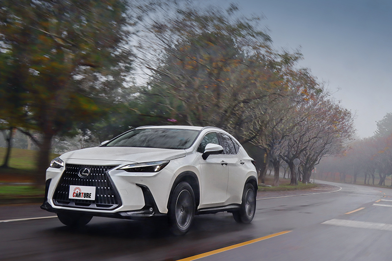 NX 450h+起步時並不會聽到大聲拉轉的引擎咆嘯聲浪,取而代之的是輕微的馬達作動聲與輕快的加速反應