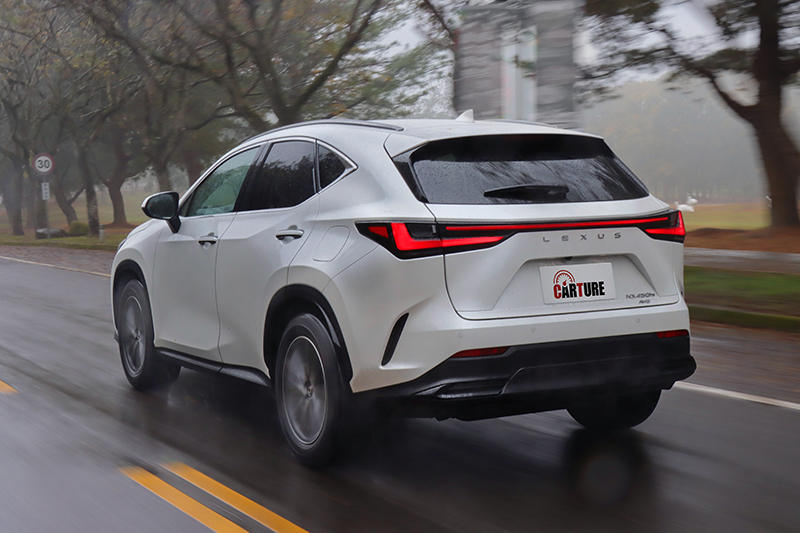 大改款NX採前麥花臣後雙A臂的獨立懸吊配置,路感上比起同集團GA-K平台的車款更為硬朗