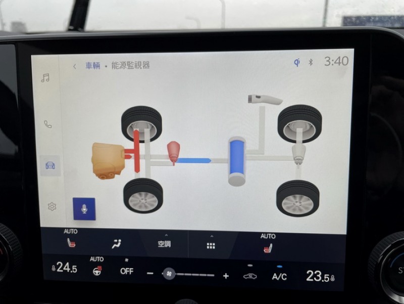 中控螢幕也可顯示動力流與電量回充的作動圖示