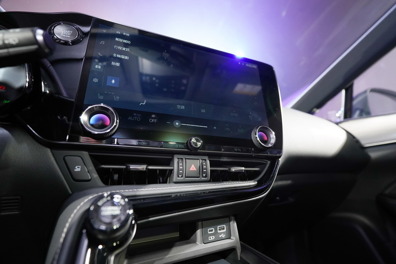 試駕的NX 450h+豪華版其中控螢幕為9.8吋,若是採高階車型那組14吋螢幕在爽度上絕對大大加分