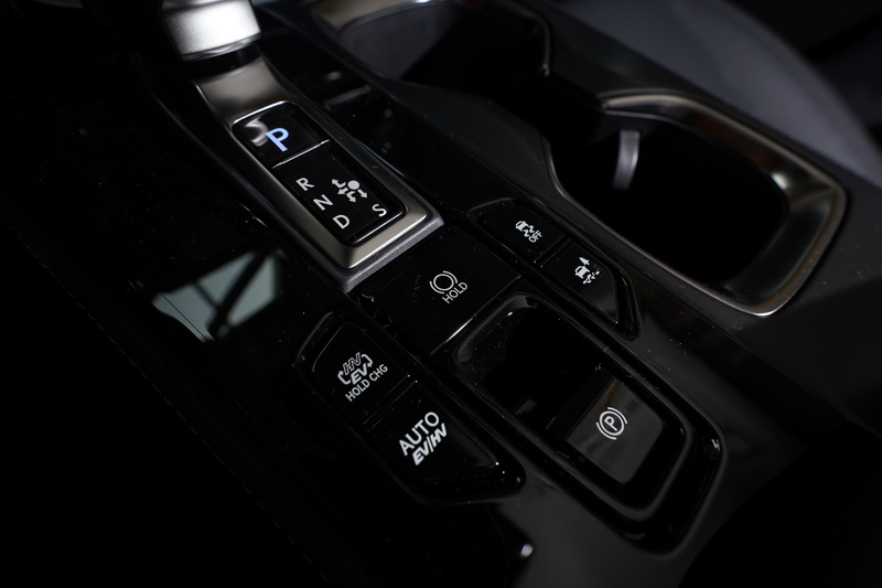 中央鞍座上也有Auto跟強制充電的按鈕供駕駛操作,78.7 km/l的油耗表現甚至會讓你忘了加油站的存在