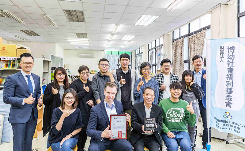 台灣保時捷「Dream Together 夢工程」計畫支持博幼基金會,和超過121名專職老師及學習輔導員一起努力,每年幫助3,000多名學童提升學力,完成基礎課程 (前排左二為台灣保時捷總裁Mathias Busse,前排右二為博幼社會福利基金會唐傳義董事長)。