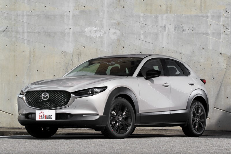 試駕車型為CX-30 20S Signauture，在選配Carbon Edition+ Package後外觀上更添爍黑車外後視鏡與爍黑鋁合金輪圈配襯。