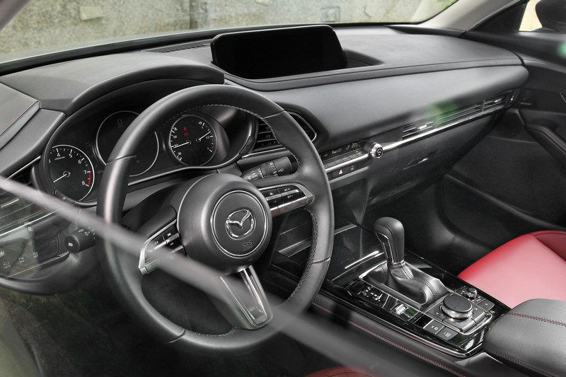 飛翼式設計中控台所大面積披覆的軟質膠料,帶來奢華品牌般的豐厚溫潤感度。