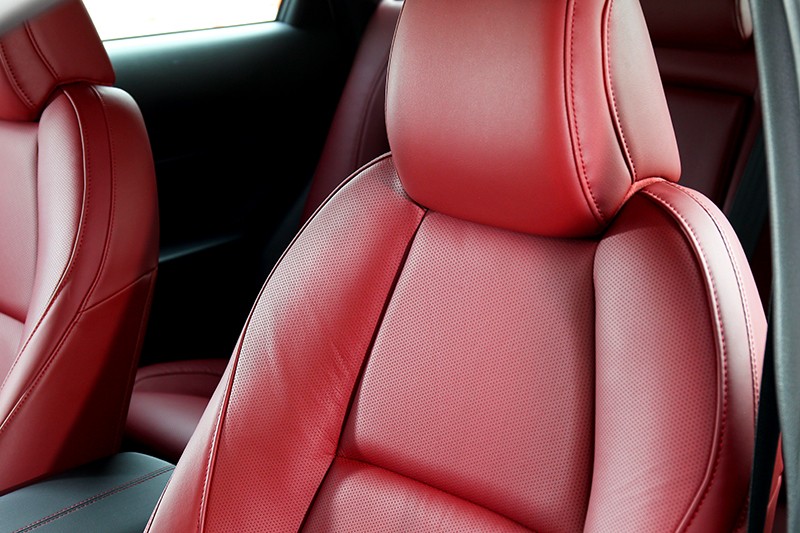 因選配Carbon Edition+ Package,酒韻紅真皮座椅於是成為座艙內的視覺亮點。