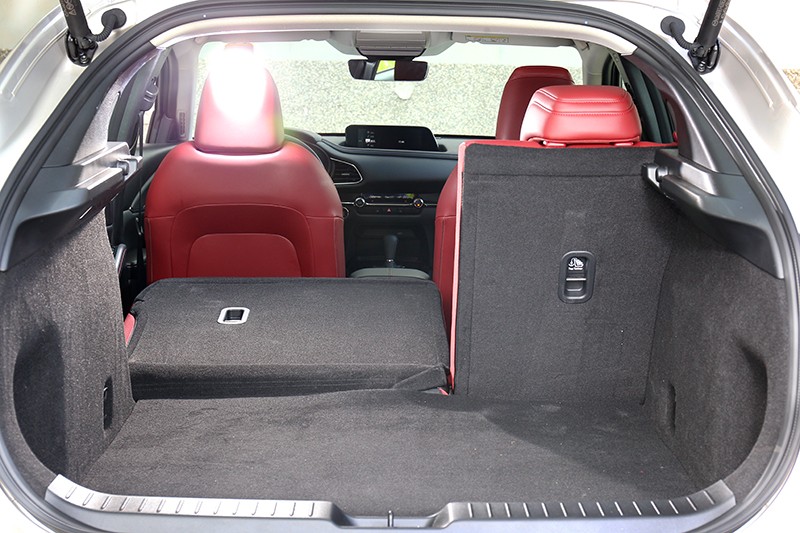 可6/4分離傾倒的後排座椅搭配方正寬敞的行李廂空間,輕易滿足一般消費者日常使用需求。