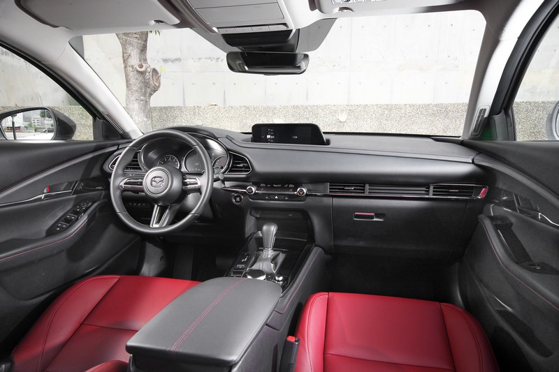 CX-30以簡御繁的內裝線條雕琢,依舊保有駕駛人導向的細膩貼心。