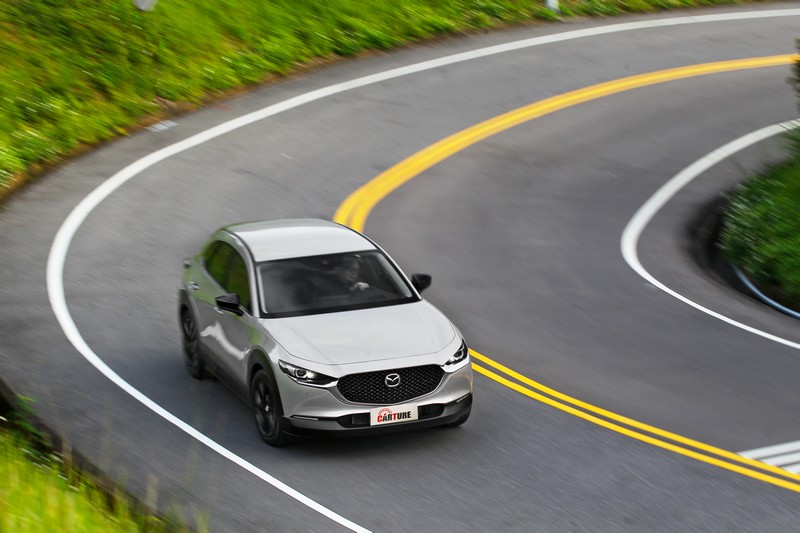 不若當前流行小排氣量渦輪增壓引擎的毛躁青澀,CX-30所欲傳達的是厚積薄發的衝刺架勢。