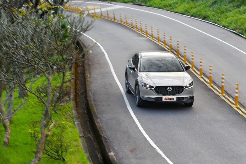 實際體驗車道維持置中功能,CX-30的表現極為精準且自然,即便一般道路當條件許可時亦能輕鬆作動。